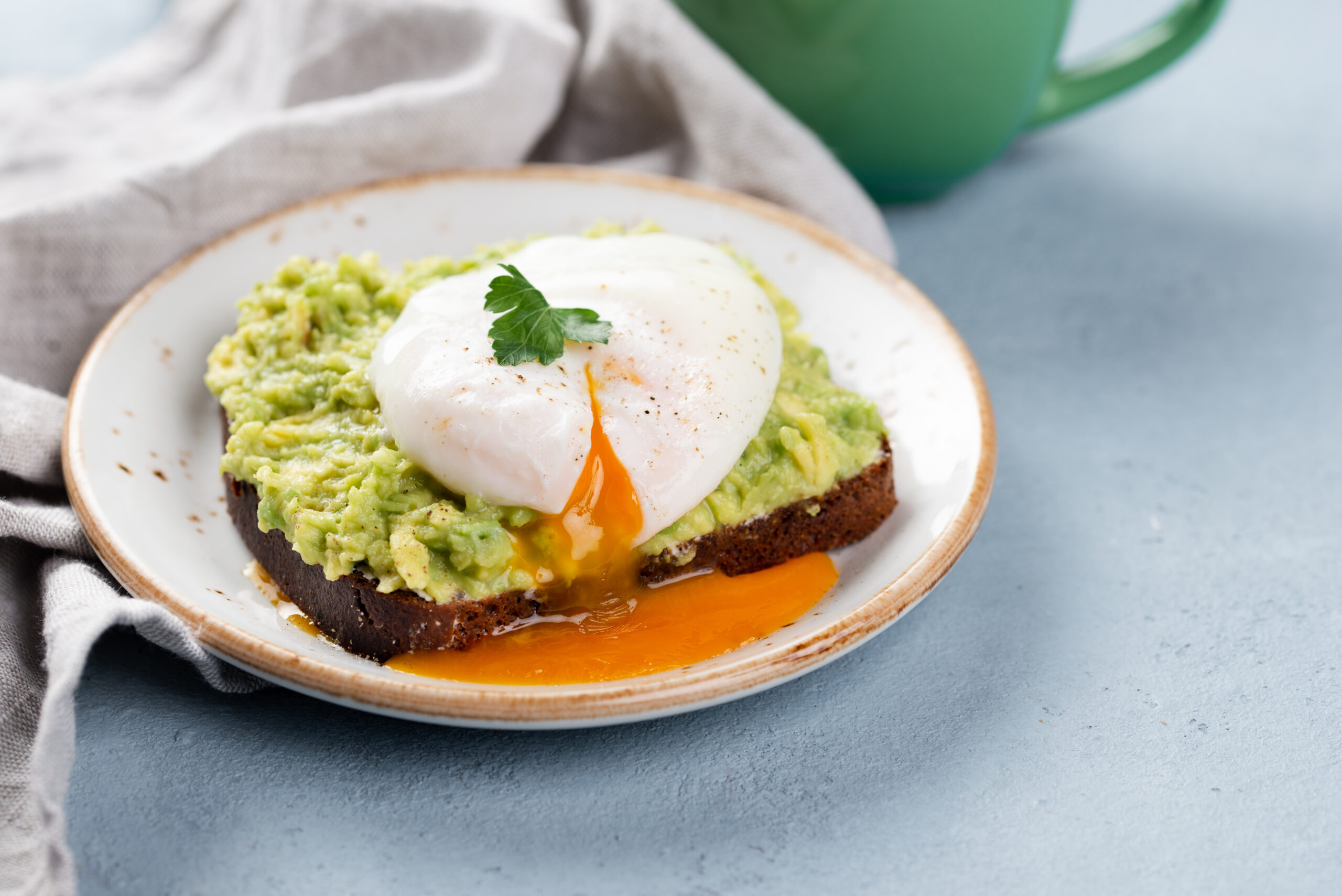 tostadas con aguacate y huevo